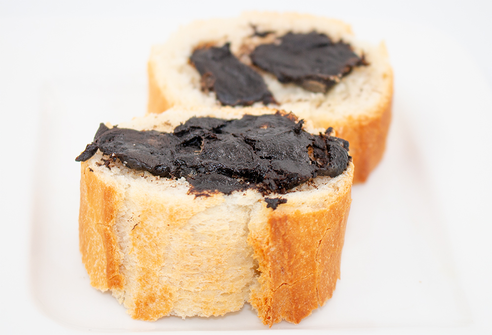 Knoblauchbrot schwarzer Knoblauch