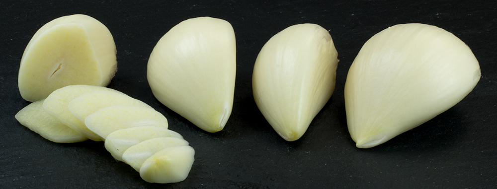 Knoblauchzehen der Sorte deutscher Porzellan