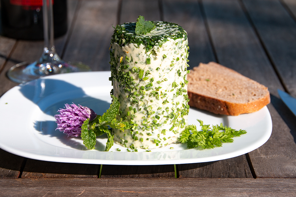 Kruerbutter mit Schnittlauchmantel
