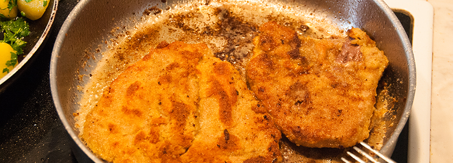 Mangalitza Schweineschnitzel goldgelb gebacken