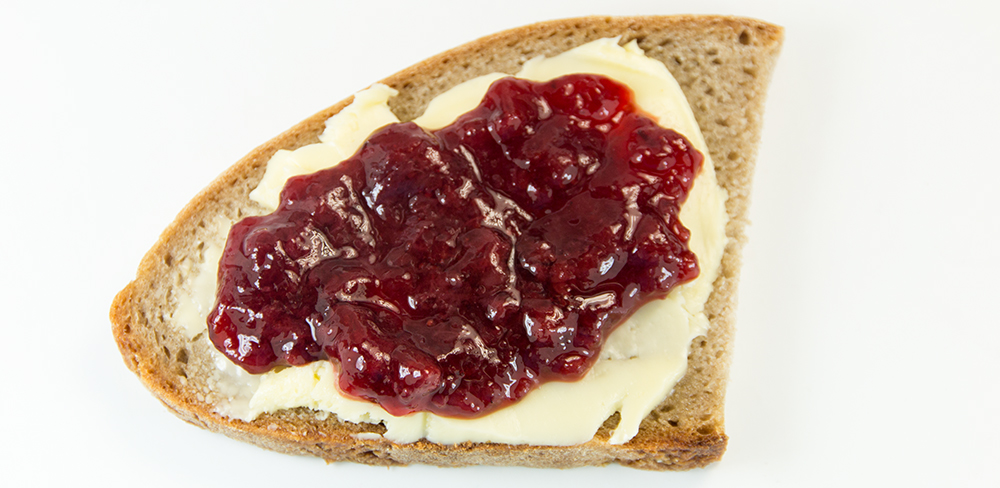 Erdbeere Mieze Schindler mit Rohmilchbutter und Sauerteigbrot