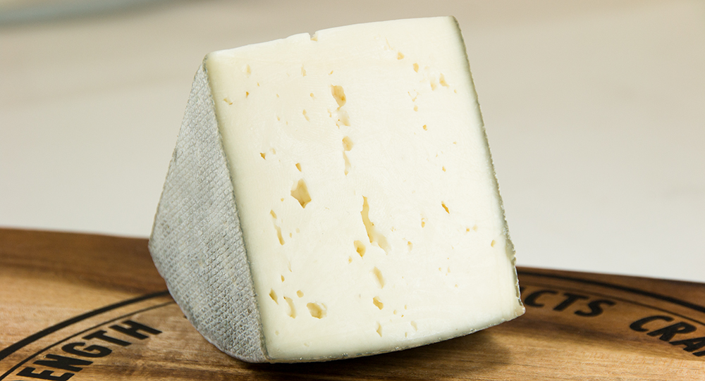 Halbfester Ziegenschnittkse aus Rohmilch
