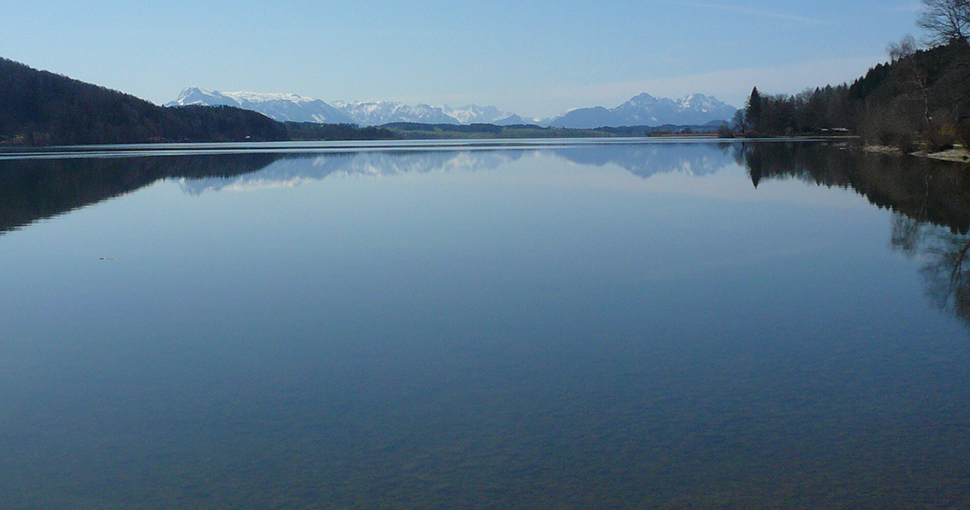 Wallersee mit Gebirge