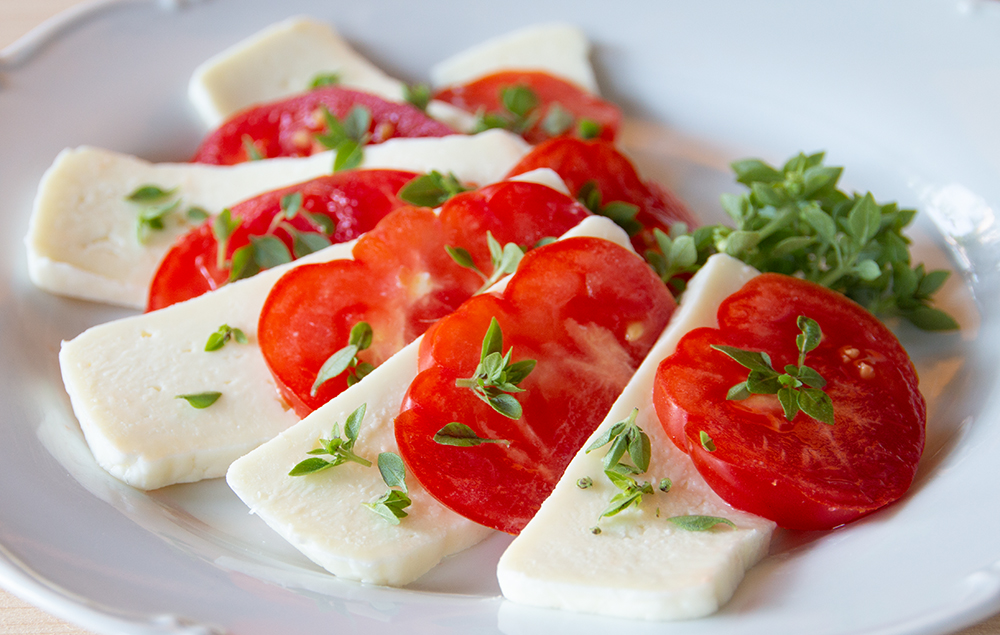 Ziegenkse mit Paradeiser