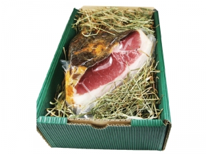 Mangalitza Schinken im Heubett