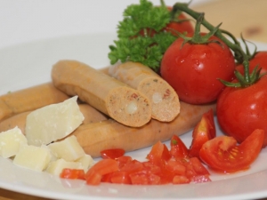 Bratwurst mit Paradeiser