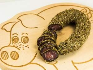 Hauswurst vom Mangalitza Schwein im Krutermantel